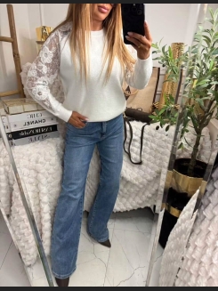 Sweter  w kolorze śmietankowym z ozdobnymi rękawami